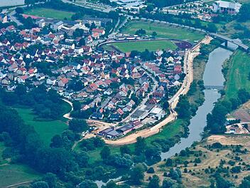 Das Luftbild (entstanden noch während der Bauphase) zeigt die Ausmaße des Hochwasserschutzes in der Regnitzau. Foto: Ronald Rinklef