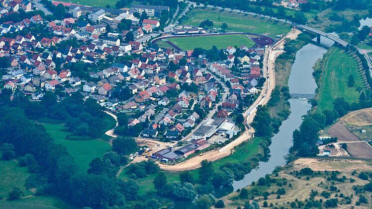 Das Luftbild (entstanden noch während der Bauphase) zeigt die Ausmaße des Hochwasserschutzes in der Regnitzau. Foto: Ronald Rinklef