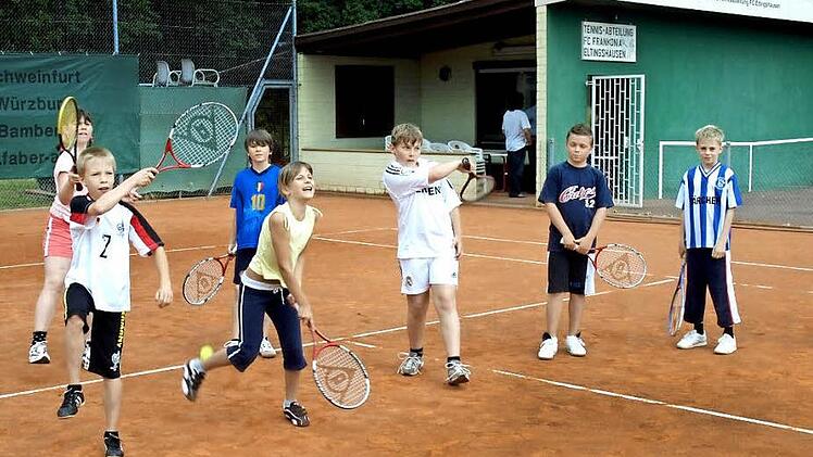 Die Aktionswochen der Tennisabteilung des FC Eltingshausen tragen Früchte: Die Jugendlichen spielen gerne Tennis. Foto: Stefan Geiger