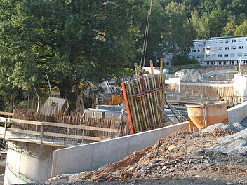 Auf der Parkhaus-Baustelle beim Klinikum sind gestern Abend beim Einsturz eines Gerüsts Bauarbeiter zum Teil schwer verletzt worden. Ein Teil der Verschalung (Mitte) hatte sich aus der Verankerung gelöst. Foto: Jochen Nützel