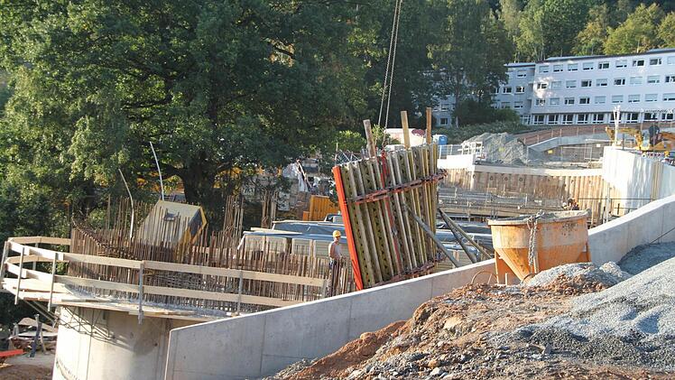 Auf der Parkhaus-Baustelle beim Klinikum sind gestern Abend beim Einsturz eines Gerüsts Bauarbeiter zum Teil schwer verletzt worden. Ein Teil der Verschalung (Mitte) hatte sich aus der Verankerung gelöst. Foto: Jochen Nützel