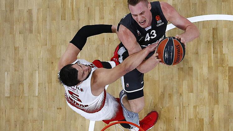 Leon Radosevic (r.), der 2,08 Meter große Kroate, muss helfen, die Ausfälle von Harris und Veremeenko zu kompensieren.  Foto: Löb