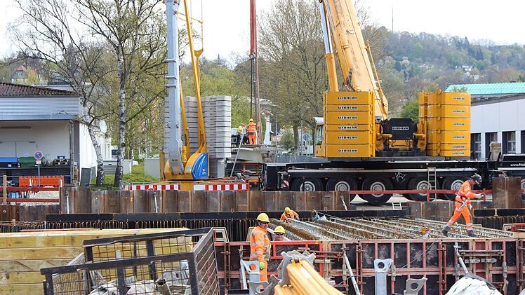 Gleich geht's los: Der Träger wird am Haken befestigt.  Foto: Ulrike Nauer