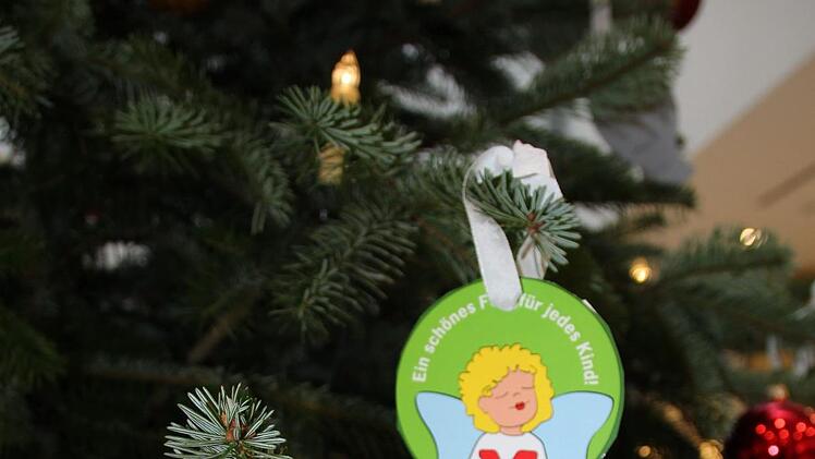 Ab sofort können Kinderwünsche vom Weihnachtsbaum in der Sparkasse Coburg-Lichtenfels gepflückt werden.Christiane Lehmann