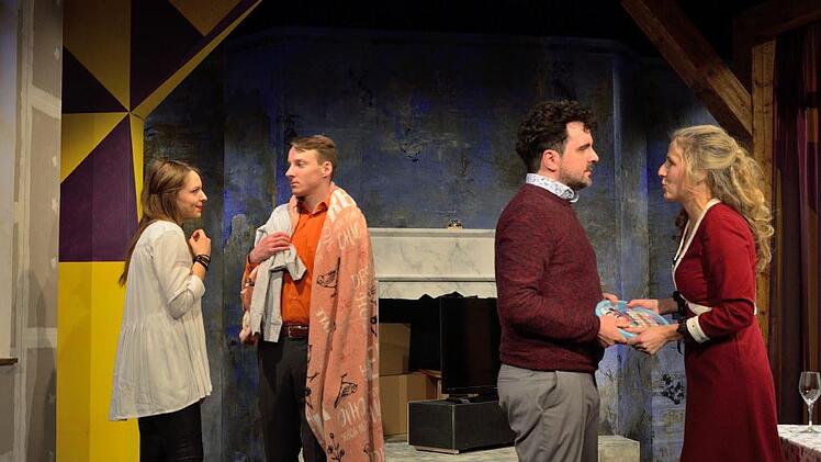 Die Komödie "Venedig im Schnee” des Theaters Maßbach hatte am Freitag Premiere. Die Darsteller Anna Schindlbeck (von links),  Benjamin Jorns,  Georg Schmiechen und Silvia Steger  sorgten für eine sehr amüsante Vorstellung. Foto: Sebastian Worch