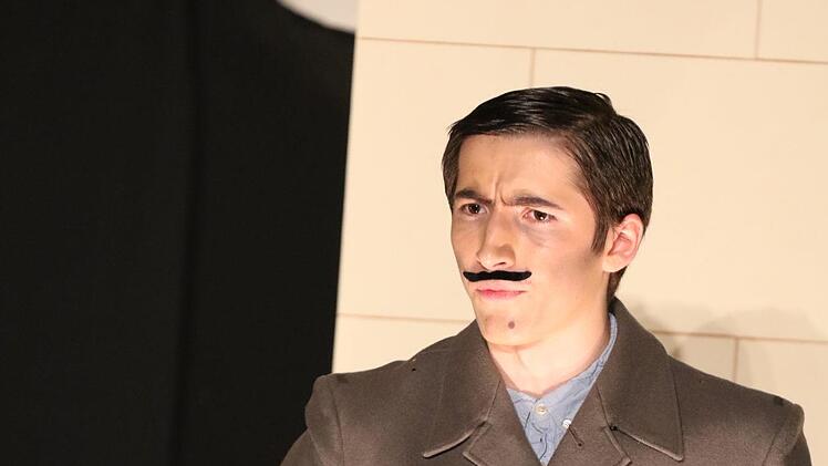 Politische Parabel: Das Franz-Miltenberger-Gymnasium inszenierte "Arturo Ui" von Bertolt Brecht. Der aufhaltsame Aufstieg eines Gangsterbosses in Chicago zeigt, wie Macht Menschen manipuliert. Foto: Sebastian Schmitt