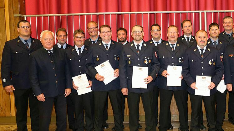 F&uuml;r 25-j&auml;hrige aktive Dienstzeit wurden zahlreiche  Feuerwehrleute ausgezeichnet,  im Bild  mit B&uuml;rgermeister J&uuml;rgen Kohmann,  Kreisbrandinspektor Gerhard Elflein, Sachbearbeiter  Thomas Geu&szlig; und dem stellvertretenden  Landrat Helmut Fischer.