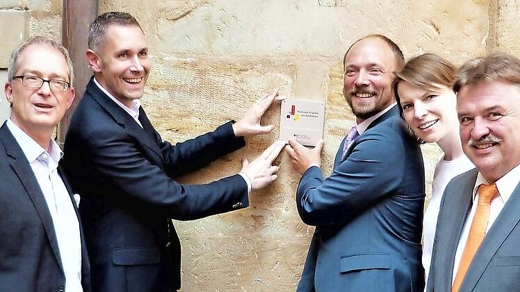 Das Thurnauer Schloss ist ein "Premiumprojekt des Nationalen Städtebaus". Staatsekretär Marco Wanderwitz (Mitte) brachte jetzt eine Plakette des Bundesbauministeriums an.  Foto: Werner Reißaus