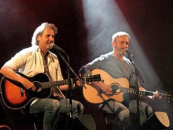 Die beiden Vollblutmusiker Thomas Wacker (links) mit dem Part von Paul Simon und Thorsten Gary in der Rolle von Art Garfunkel begeisterten das Eltmanner Publikum mit stimmlicher Harmonie und wunderbarem Gitarren-Können. Foto: Günther Geiling
