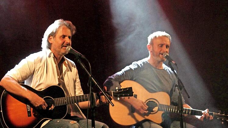 Die beiden Vollblutmusiker Thomas Wacker (links) mit dem Part von Paul Simon und Thorsten Gary in der Rolle von Art Garfunkel begeisterten das Eltmanner Publikum mit stimmlicher Harmonie und wunderbarem Gitarren-Können. Foto: Günther Geiling