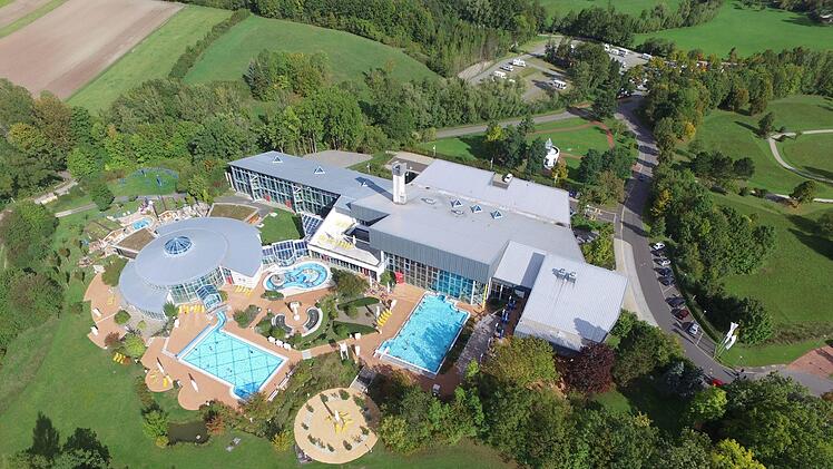 "Therme Natur", des Kurparks (rechts) ThermeNatur