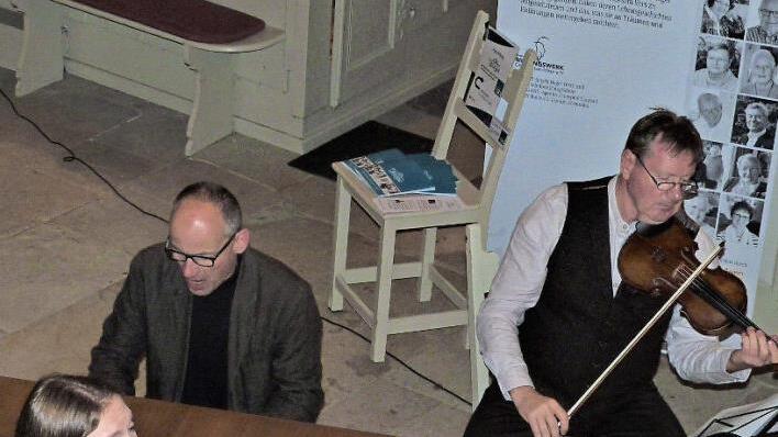 Die Ausführenden des musikalische Märchens "Träumende Bäume" von links die Sopranistin Jasmin von Brünken, Michael Lippert am Klavier und Albert Hubert an der Violine.  Foto: Werner Reißaus