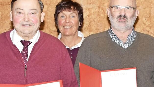 Roland Braun (links) und Peter Lauterbach (rechts) wurden ausgezeichnet; mit im Bild Gemeinder&auml;tin Sabine Wich. Foto: Dieter Radziej