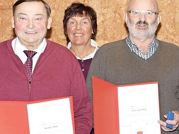 Roland Braun (links) und Peter Lauterbach (rechts) wurden ausgezeichnet; mit im Bild Gemeinderätin Sabine Wich. Foto: Dieter Radziej