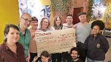 Die Betreiber (links) bei der Spendenübergabe.