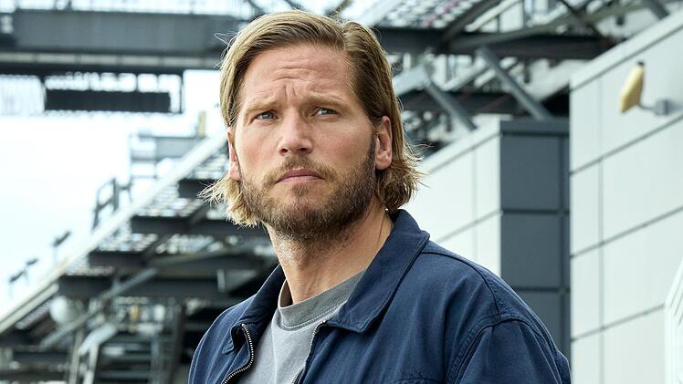 "Die Bergretter"-Star Sebastian Str&ouml;bel nimmt eine neue Rolle ein. Im neuen RTL-Krimi "Einsatz Seeler - Ein L&uuml;beck-Krimi: Geld wie Heu" spielt er einen ermittelnden Sozialarbeiter. Im teleschau-Interview spricht der Vater von vier T&ouml;chtern &uuml;ber seine Fu&szlig;ballleidenschaft - und wie sie sein Familienleben bestimmt.