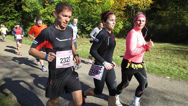 Los geht's: Sindy und Dieter nehmen die 42,195 Kilometer in Angriff.