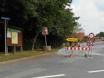 Die Kanalbauarbeiten in der Burgwindheimer Siedlungsstraße haben begonnen. Foto: Konrad Götz