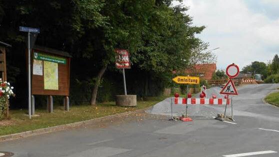 Die Kanalbauarbeiten in der Burgwindheimer Siedlungsstraße haben begonnen. Foto: Konrad Götz