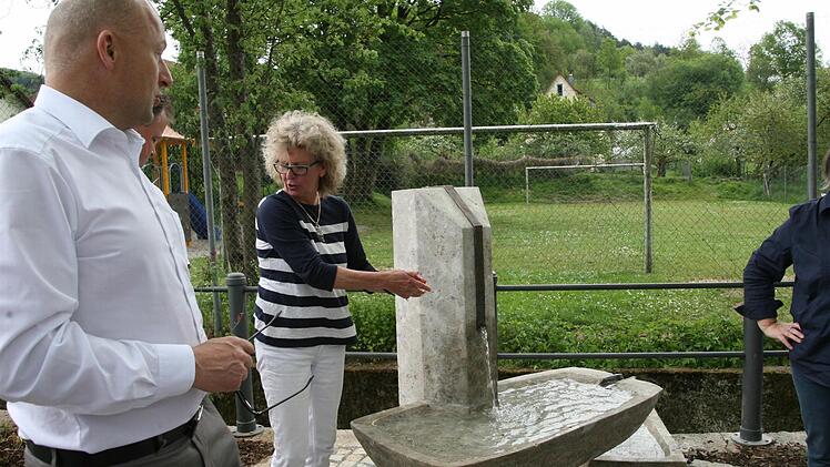 In Tiefenstürmig steht jetzt ein neuer Brunnen.