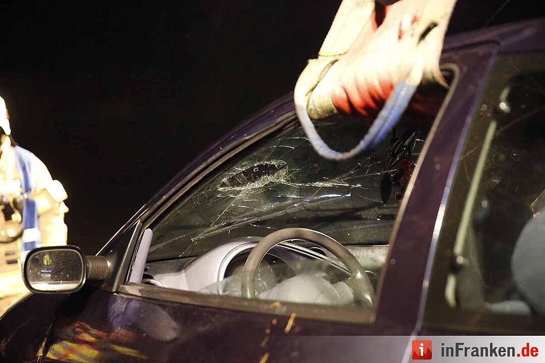 Pkw rollt bei Theres in Main: 23-Jährige stirbt