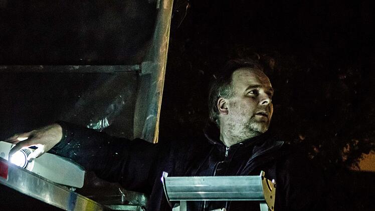 Mit einer Live-Installation beteiligt sich der Lichtkünstler Philipp Geist am Samstag an der 13. Coburger Museumsnacht. Am Donnerstag richtete er seine Installation im Hof der Veste ein.Foto: Jochen Berger