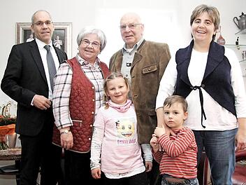 Doris und Bernd Wüstner (Mitte) mit Sohn Bernd und Tochter Silke sowie zwei Enkelkindern Foto: Richard Sänger
