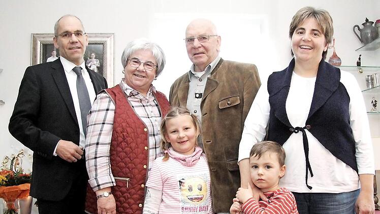 Doris und Bernd Wüstner (Mitte) mit Sohn Bernd und Tochter Silke sowie zwei Enkelkindern Foto: Richard Sänger