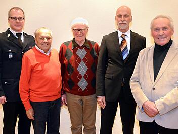 Etliche Mitglieder der Feuerwehr Garitz konnten für 60- und  sogar 65-jährige Mitgliedschaft   geehrt werden (von links):  Kommandant Ralf Schubert, Rudolf Hieke, Horst Hippler, Oberbürgermeister Kay Blankenburg und Ehrenkommandant Herbert Reichert. Peter Rauch