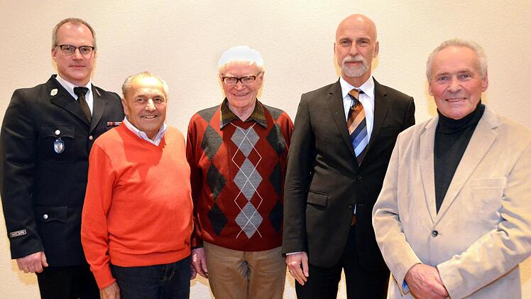 Etliche Mitglieder der Feuerwehr Garitz konnten für 60- und  sogar 65-jährige Mitgliedschaft   geehrt werden (von links):  Kommandant Ralf Schubert, Rudolf Hieke, Horst Hippler, Oberbürgermeister Kay Blankenburg und Ehrenkommandant Herbert Reichert. Peter Rauch