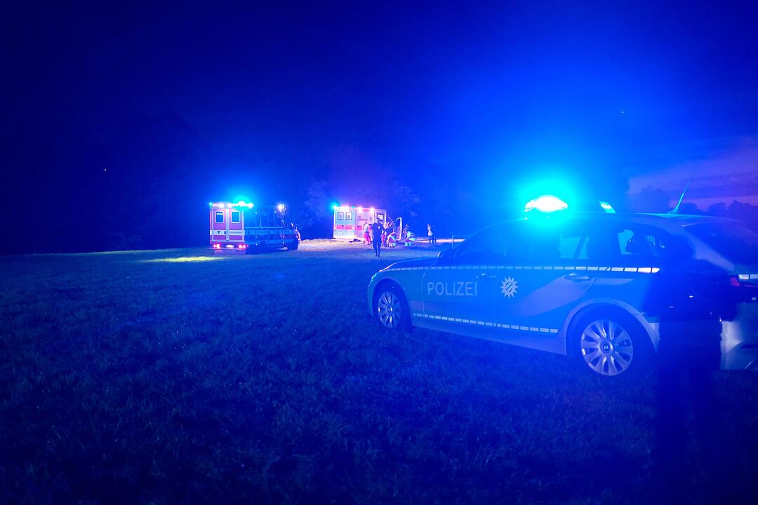 Einsatzgeschehen eskaliert: Mehrere Personen greifen Rettungskräfte an