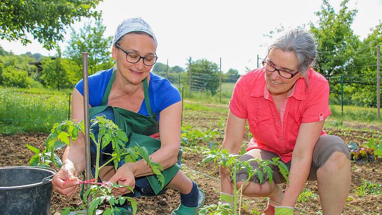 Gute Planung sorgt für gesunde Pflanzen und reiche Ernte. Praxislehrerin Regina Burkhardt (links) zeigt der Studierenden Bettina van Plüren, wie es gemacht wird.Dagmar Besand