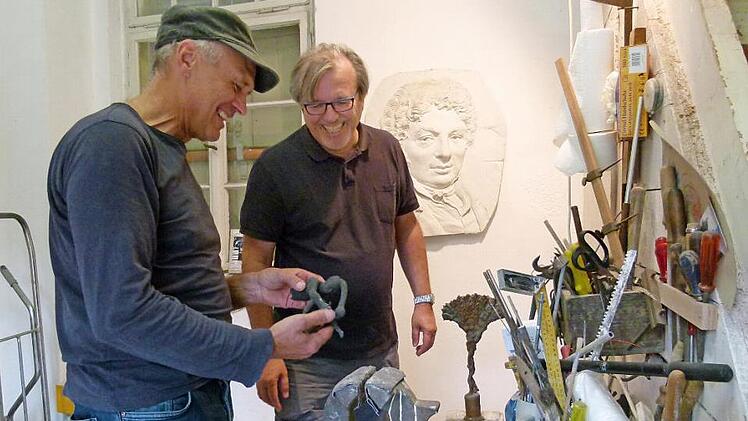 Atelierbesuch bei Adelbert Heil (links): Gerhard Seitz l&auml;sst sich in die Kunst der Bildhauerei einweisen.  Fotos: Marion Kr&uuml;ger-Hundrup
