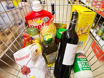 Die Rugendorfer können weiter im Ort einkaufen. Symbolbild: Armin Weigel, dpa