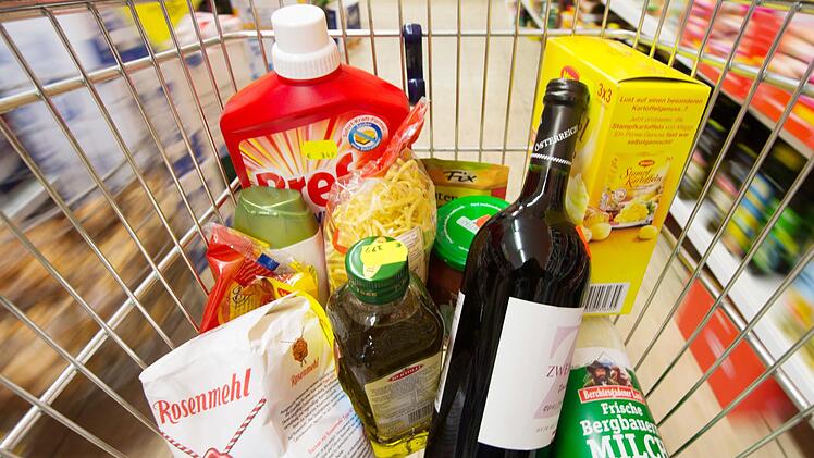 Die Rugendorfer können weiter im Ort einkaufen. Symbolbild: Armin Weigel, dpa