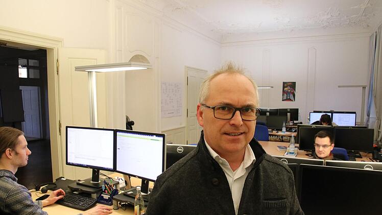 Gründete vor 20 Jahren das Unternehmen: Geschäftsführer Uwe Reißenweber in einem von vielen Büros in der Kapuzinerstraße in Bamberg. Virtuelle Einblicke erhalten durch Docufy-Technologie zum Beispiel Techniker bei der Wartung komplexer Maschinen. Dafür müssen sie nicht gleich alles auseinanderbauen, sondern nur mit dem Bildschirm darüberfahren. Fotos: Sebastian Schanz/Docufy