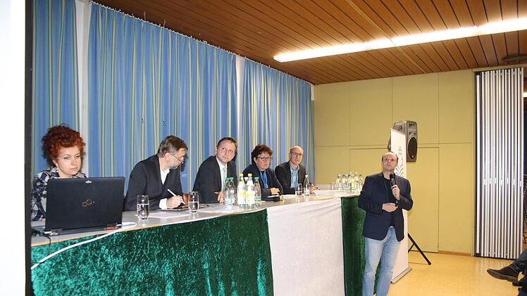 Das Podium war besetzt mit (von links) der Leiterin des Gesundheitsamts Kulmbach, Camelia Sancu, Jurist Oliver Hempfling vom Landratsamt, Bürgermeister Robert Bosch, Karin Ehrhardt von der Telekom, Dietmar Reinholdt von der "Deutschen Funkturm" und Thomas Kurz vom Bayerischen Landesamt für Umwelt. Foto: Jürgen Gärtner
