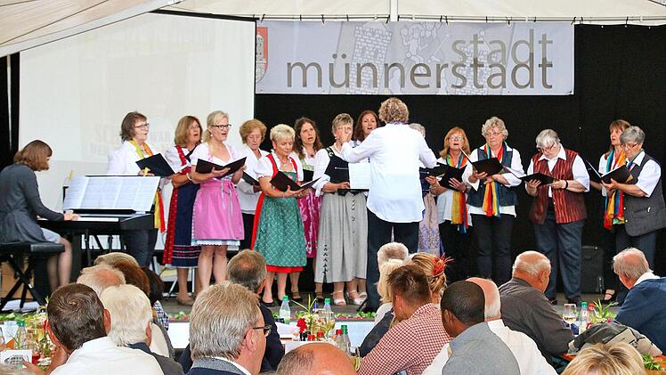 Derr Frauenchor der Liedertafel bot nicht nur Klassisches aus Opern und  Operetten, sondern auch die beiden Schlager "Schuld war nur der Bossa-Nova"  und "ohne Krimi geht die Mimi nie ins Bett". Foto: Dieter Britz