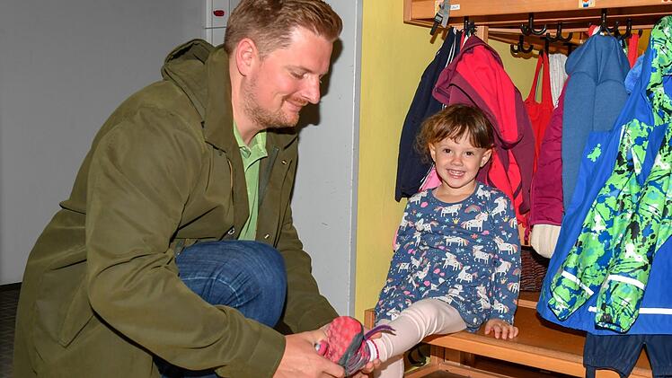 Lilly und Karl Gümpel aus Bamberg freuen sich über den 100 Euro-Zuschuss. Experten sehen die Beitragssenkung kritisch. Ronald Rinklef