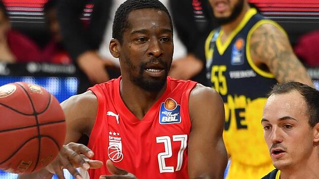 Der geb&uuml;rtige Bamberger im Oldenburger Trikot, Karsten Tadda (rechts), verteidigt gegen Jordan Crawford, der auf 15 Punkte kam, aber nur sechs seiner 14 W&uuml;rfe traf. Foto: Daniel L&ouml;b / Pool via Frank Hoermann / SVEN SIMON