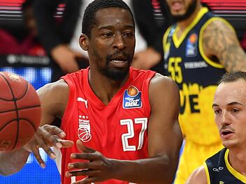 Der gebürtige Bamberger im Oldenburger Trikot, Karsten Tadda (rechts), verteidigt gegen Jordan Crawford, der auf 15 Punkte kam, aber nur sechs seiner 14 Würfe traf. Foto: Daniel Löb / Pool via Frank Hoermann / SVEN SIMON