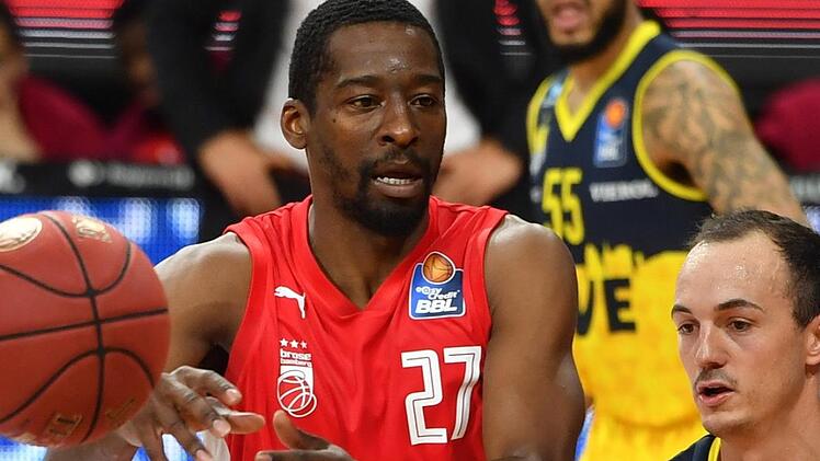 Der gebürtige Bamberger im Oldenburger Trikot, Karsten Tadda (rechts), verteidigt gegen Jordan Crawford, der auf 15 Punkte kam, aber nur sechs seiner 14 Würfe traf. Foto: Daniel Löb / Pool via Frank Hoermann / SVEN SIMON