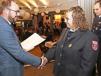 Diana Raab ist die erste Feuerwehrfrau, die f&uuml;r 25 Jahre ehrenamtlichen Dienst in der Gemeinde Gro&szlig;heirath ausgezeichnet wurde. Landrat Sebastian Straubel gratuliert Raab.