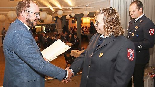 Diana Raab ist die erste Feuerwehrfrau, die f&uuml;r 25 Jahre ehrenamtlichen Dienst in der Gemeinde Gro&szlig;heirath ausgezeichnet wurde. Landrat Sebastian Straubel gratuliert Raab.