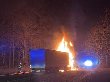 Kreis F&uuml;rth: Lkw voller Wurstwaren f&auml;ngt pl&ouml;tzlich Feuer