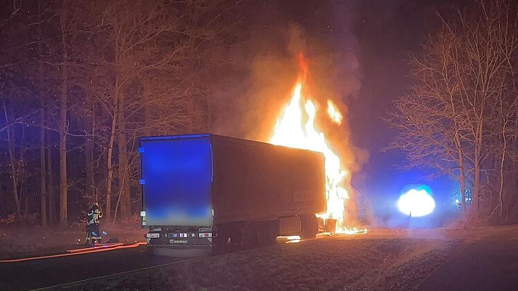 Kreis F&uuml;rth: Lkw voller Wurstwaren f&auml;ngt pl&ouml;tzlich Feuer