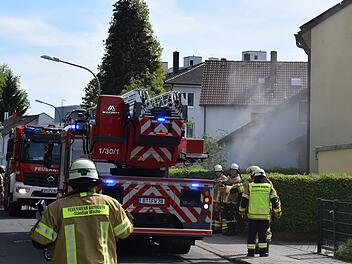 Bayreuth: Kellerbrand in der Schwindstra&szlig;e &ndash; vier Verletzte, Drehleiter im Einsatz