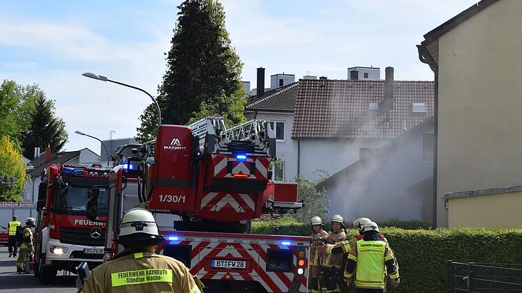 Bayreuth: Kellerbrand in der Schwindstra&szlig;e &ndash; vier Verletzte, Drehleiter im Einsatz