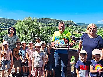 Hubert Koch freute sich &uuml;ber den Besuch und die &Uuml;berraschung der Kinder.Elke Franz