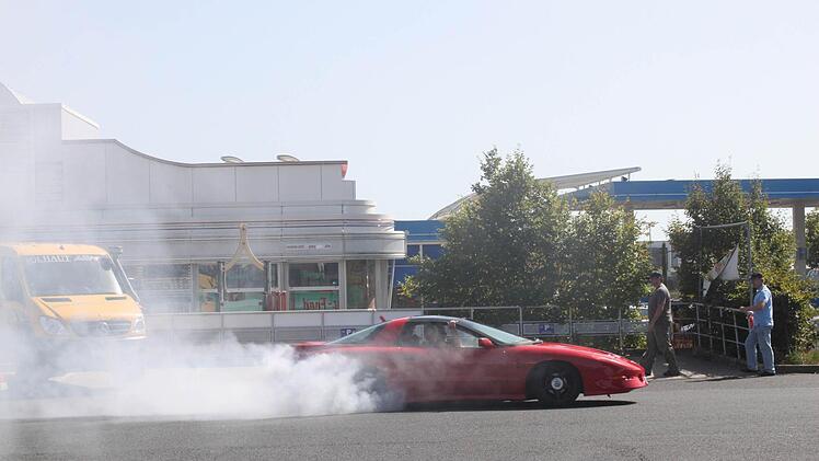 Es qualmt und stinkt. Aber ein "Burnout" gehört zu einem US-Car-Treffen einfach dazu.